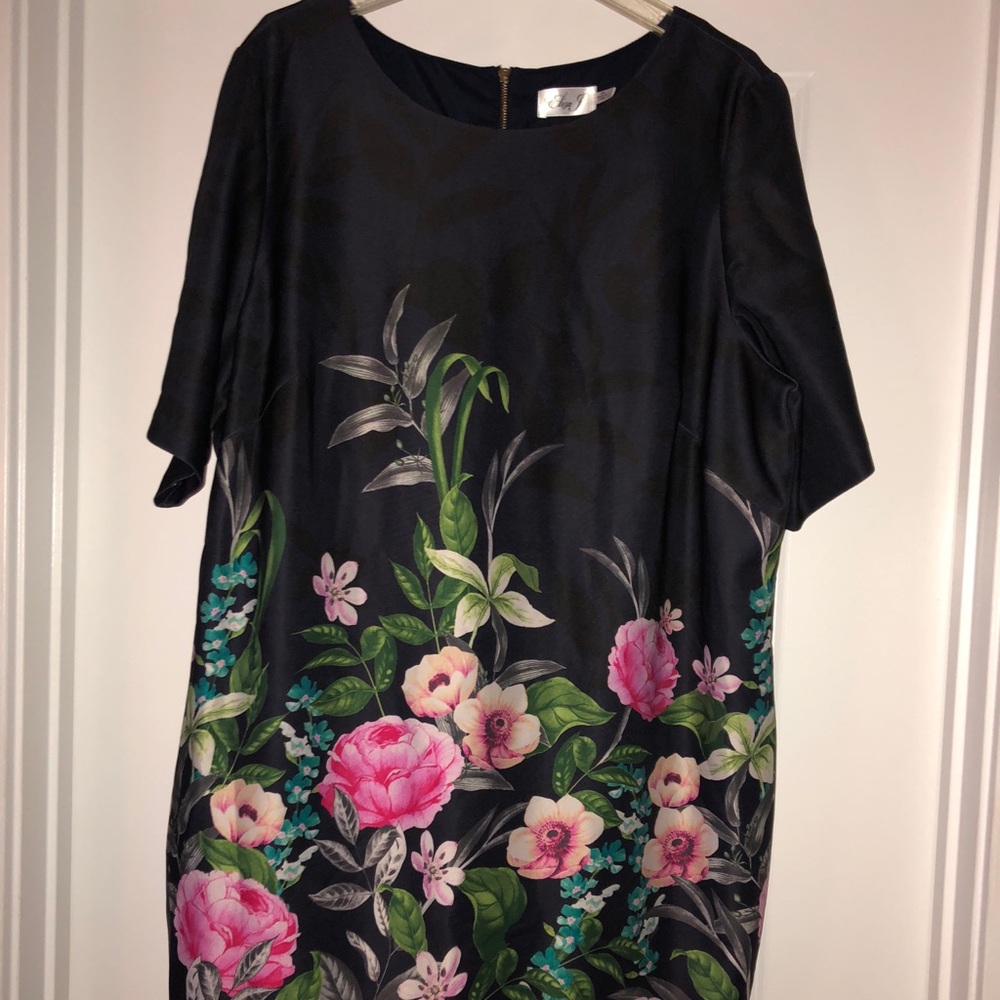 Shift dress with floral print bottom